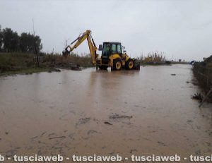 Tarquinia, escavatore della protezione civile comunale in azione sulla strada Vecchia Aurelia