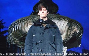 Viterbo - Lorenzo Tano, figlio di Rocco Siffredi, sulla fontana di piazza del Gesù