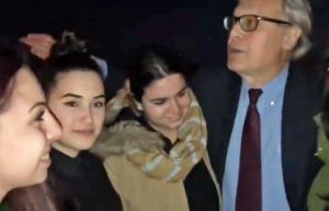 Vittorio Sgarbi soccorre quattro ragazze rimaste senza benzina