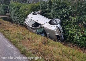 Viterbo - Auto fuori strada sulla Teverina