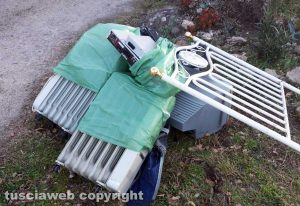 Viterbo - Rifiuti abbandonati in strada Buon Respiro