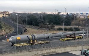 Viterbo - Il tir con trasporto eccezionale bloccato