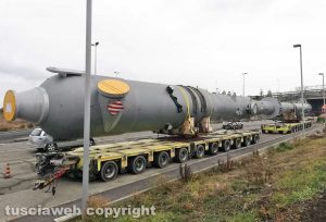 Viterbo - Il tir con trasporto eccezionale bloccato
