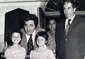 Viterbo - anno 1971 - Corrado abbraccia le sorelline Mara e Ines Cappelli
