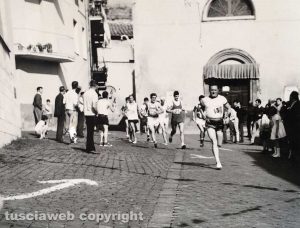 Fine anni '50 - Viterbo - Corsa podistica davanti alla Casa del Catechismo di San Leonardo