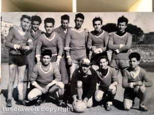 Foto di gruppo di alcuni giocatori di una squadra di calcio
