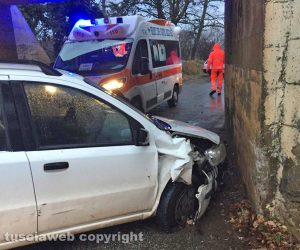 Vetralla - Auto contro muro in via Francigena