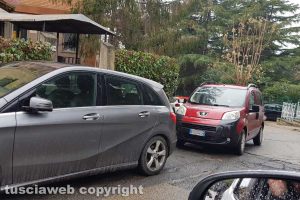 Viterbo - Parcheggio selvaggio in curva