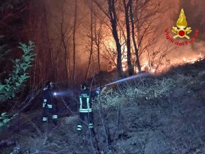 Varese - Incendio - Vigili del fuoco al lavoro