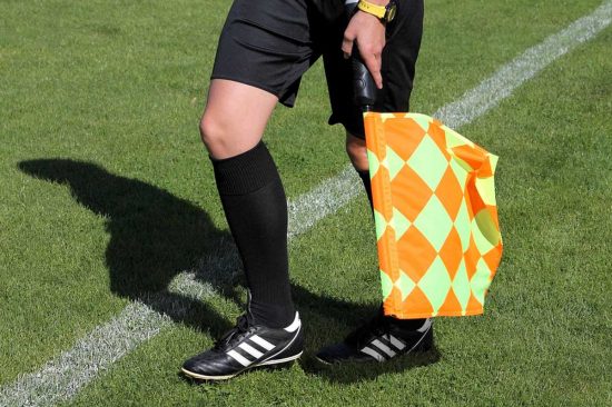 Sport - Calcio - Un guardalinee - Foto d'archivio