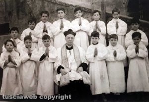 Gruppo di chierichetti insieme a don Alceste Grandori