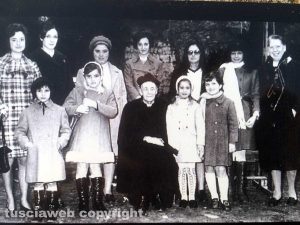 Viterbo - 1960 circa - Don Alceste Grandori, la signorina Annetta e altre