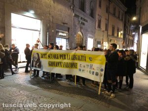 Manifestazione antimafia - I ragazzi con lo striscione "Rete scuole per la legalità Giovanni Falcone"