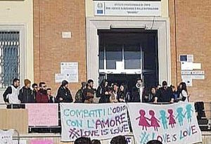 Brindisi - La manifestazione fuori dall'istituto alberghiero