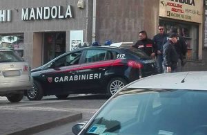Viterbo - L'intervento di carabinieri e polizia in via Cairoli