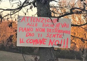 Montefiascone - Il cartello affisso in località Castellaccio