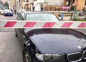 Civita Castellana - L'auto bloccata al passaggio a livello