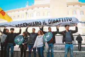 Roma - Maxi spinello davanti a Montecitorio per il flashmob dei Radicali
