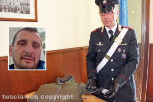 Tenta due rapine pistola in pugno, arrestato - L'arma e il giubbotto usati dal malvivente - Nel riquadro Andrea Vitiello
