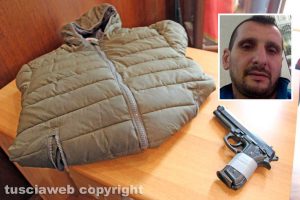 Tenta due rapine pistola in pugno, arrestato - L'arma e il giubbotto usati dal malvivente - Nel riquadro Andrea Vitiello