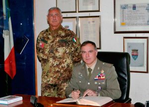 Viterbo - Il generale di divisione Salvatore Cuoci in visita alla caserma Saloni