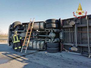 Civitavecchia - Autoarticolato si ribalta sull'Aurelia - Intervento dei vigili del fuoco