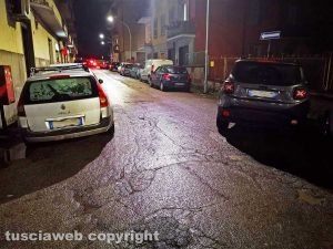 Viterbo - Le auto parcheggiate in via 24 maggio