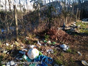 Viterbo - Rifiuti nel parcheggio sterrato sulla Teverina