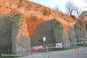 Viterbo - L'area transennata nel parcheggio di via Sant'Antonio