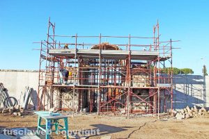 Viterbo - Ricostruito il portale cinquecentesco