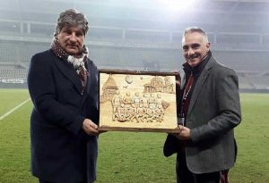 Mario Fabbri consegna al direttore generale Antonio Comi la scultura dedicata al Torino
