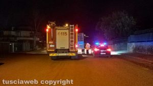 Montefiascone - Il palo caduto in via Alcide de Gasperi - L'intervento dei vigili del fuoco, carabinieri e operai comunali