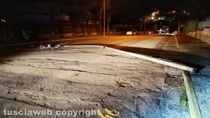 Montefiascone - Il palo caduto in via Alcide de Gasperi