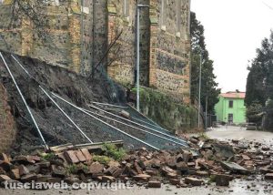 Il muro di contenitmento crollato a Fastello