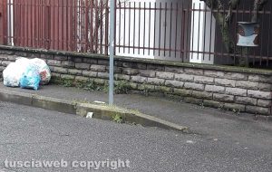 Viterbo - L'immondizia al Carmine