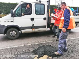Viterbo - Operai al lavoro per tappare le buche
