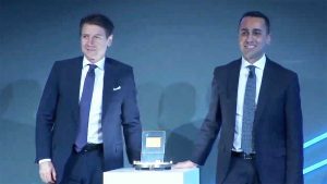 Di Maio e Conte con la card del reddito di cittadinanza