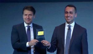 Di Maio e Conte con la card del reddito di cittadinanza
