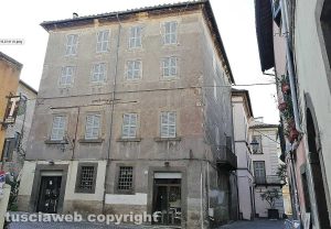 Viterbo - Il palazzo in via Cardinal La Fontaine