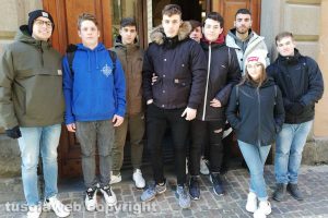 Viterbo - Gli studenti davanti alla sede della provincia