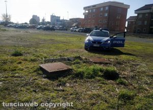Viterbo - Il pozzo chiuso dagli agenti di polizia della volante