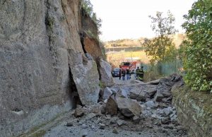 Viterbo - Crolla una grande parete di tufo in strada San Quirico