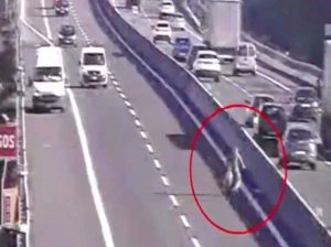 Pistoia - L'uomo che attraversa l'autostrada per recuperare i pacchi