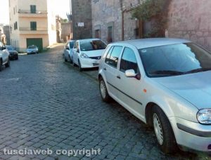 Viterbo - Pianoscarano - Macchine sui marciapiedi
