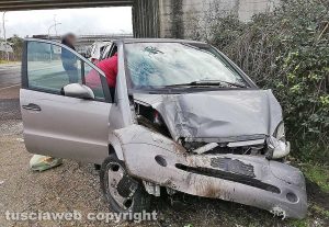 Viterbo - Auto fuori strada sulla Tuscanese