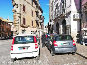 Viterbo - Parcheggio selvaggio nel centro storico