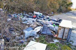Viterbo - Rifiuti lungo strada Montagna