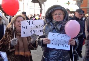 Sutri - La manifestazione contro il cambiamento del senso di marcia nel centro storico