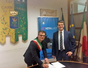 La firma del contratto tra il Comune di Carbognano ed Hera Luce
