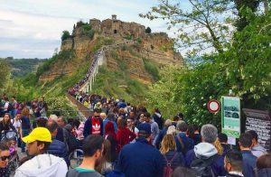 Turisti i fila a Civita di Bagnoregio